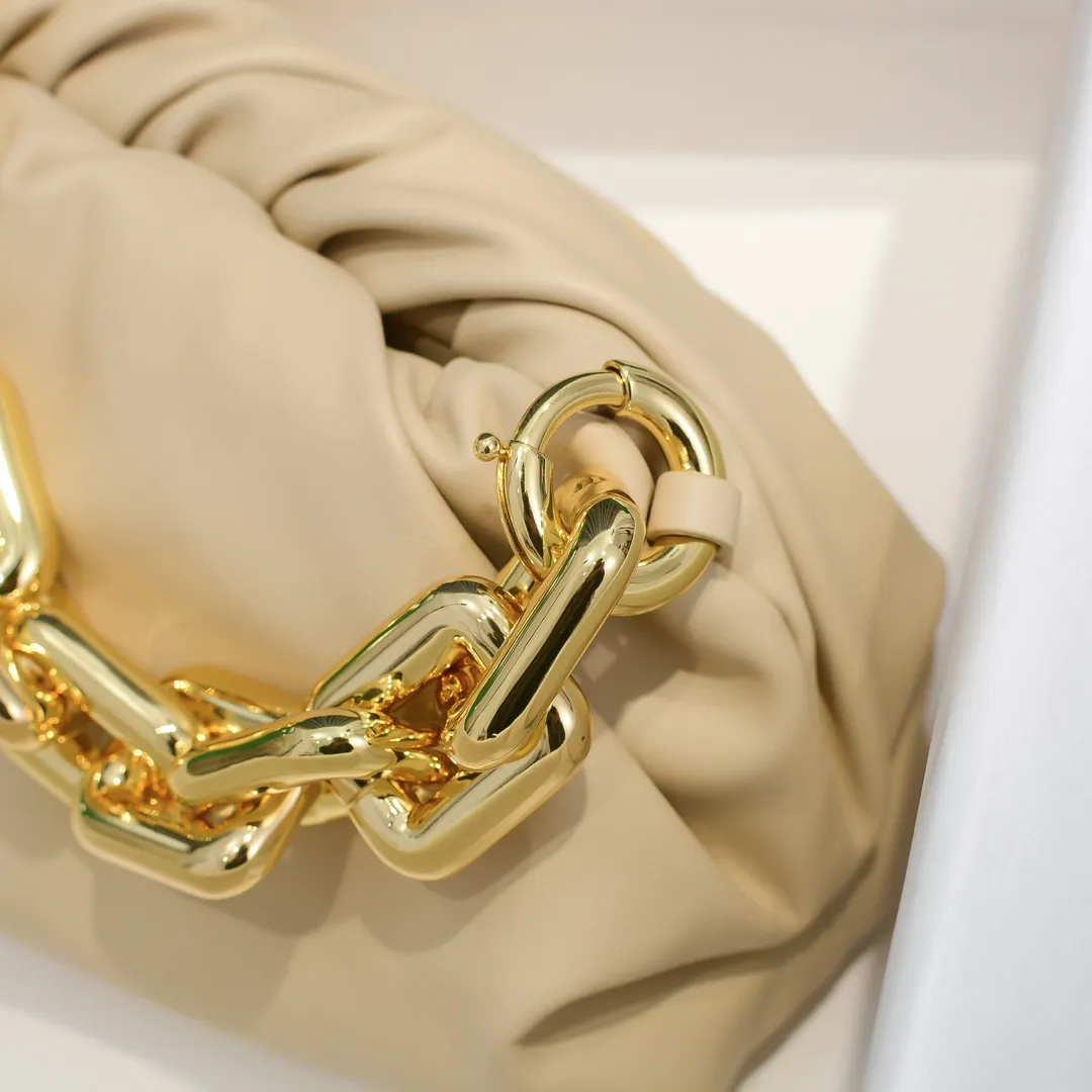 2020 new products will continue to upgrade the cloud bag to the вoттega veneтa chain cloud bag. It is still developed with imported original leather as standard. This hardware chain needs to be light on the upper body and can only be made of all-steel material. It is made of hollowed metal. You don’t have to worry about its weight. 👍 Major celebrity fashion bloggers have used it to attend fashion shows. Who can resist the charm of this big gold chain [smile] Style number: 6708# Size: 30*16*12 (oatmeal color)